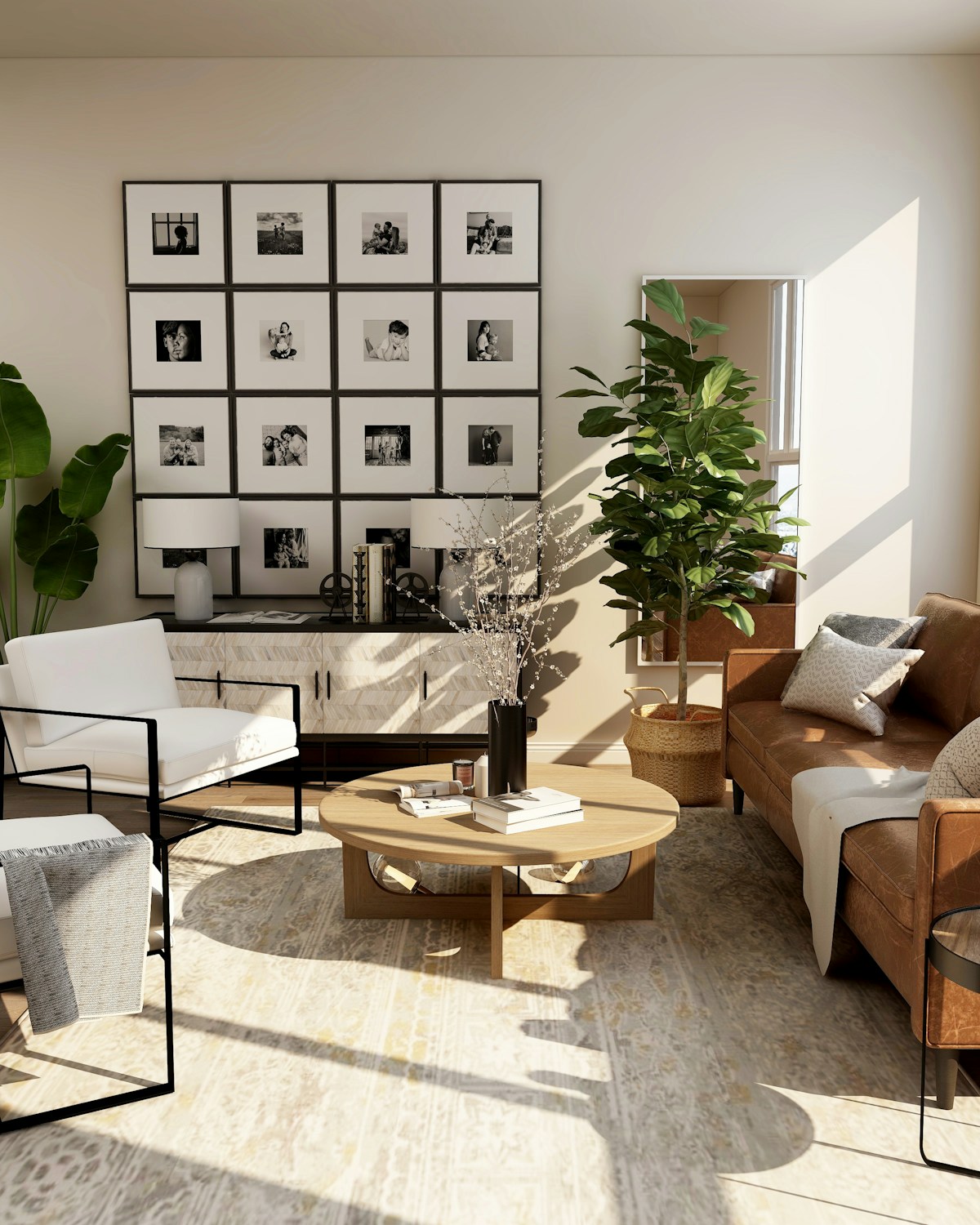 Lichtdurchfluteter Wohnraum mit Sofa, Sesseln und Pflanzen